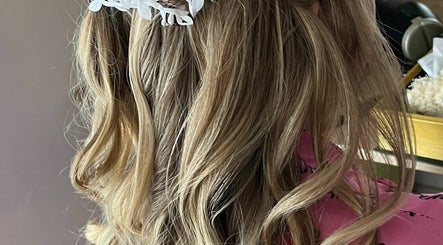 Flawlessly Hair and Makeup imej 3