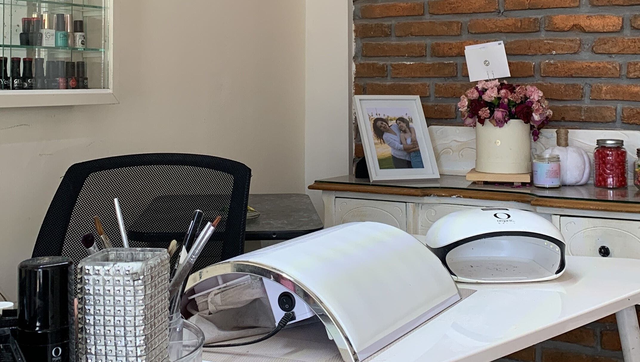 Estación de manicura en Monyk Salon, Gómez Palacio, Durango, MX con decoraciones elegantes.