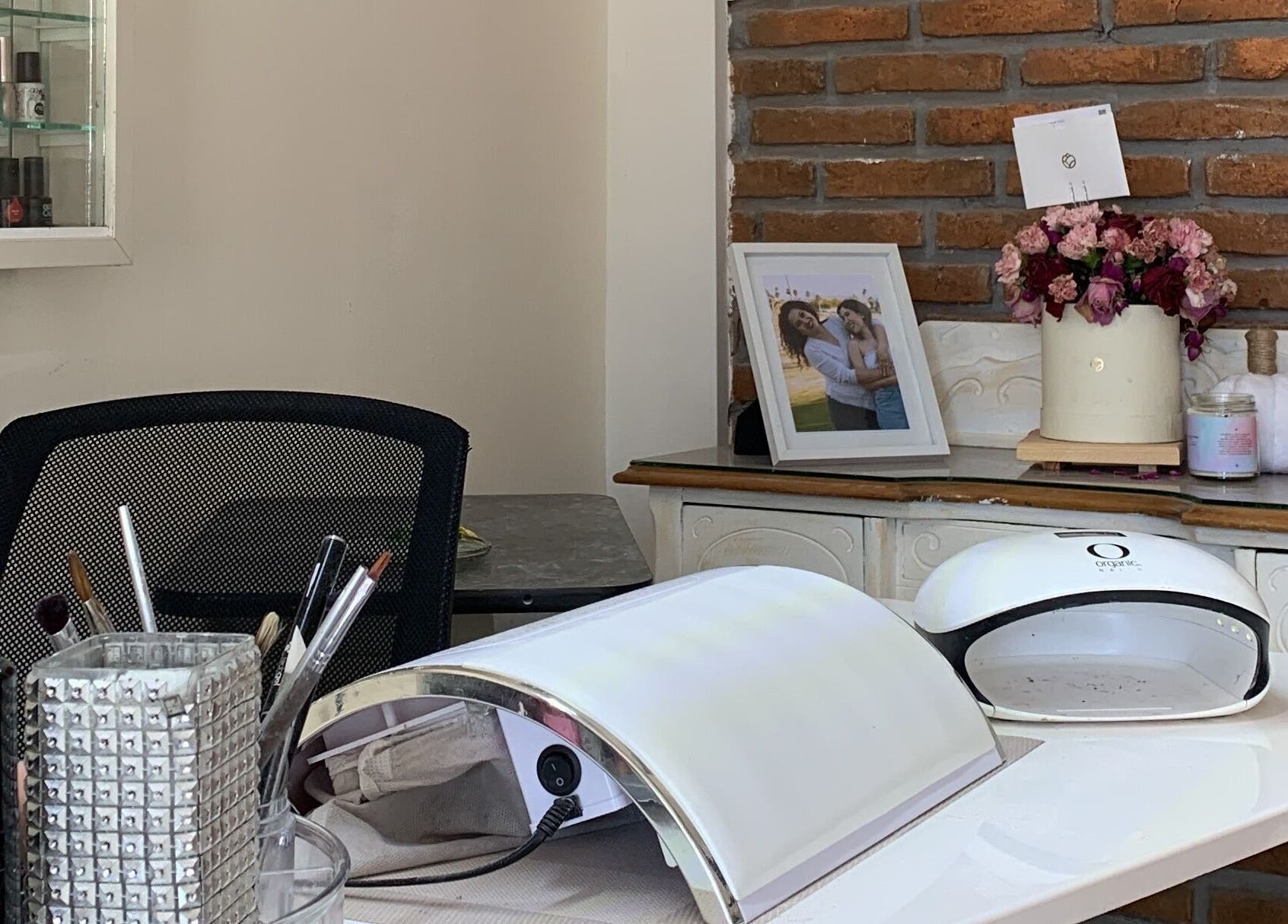 Estación de manicura en Monyk Salon, Gómez Palacio, Durango, MX con decoraciones elegantes.