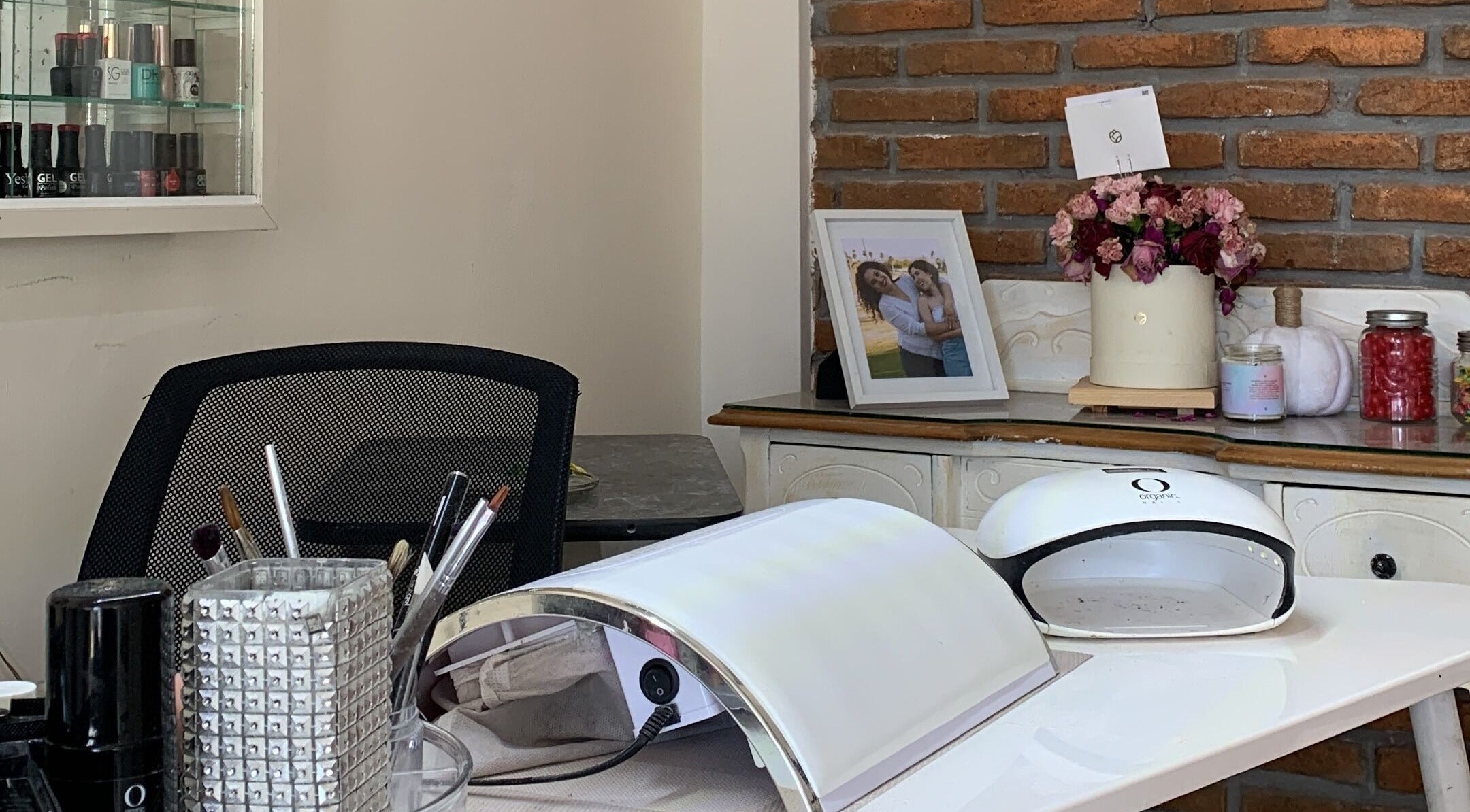 Estación de manicura en Monyk Salon, Gómez Palacio, Durango, MX con decoraciones elegantes.