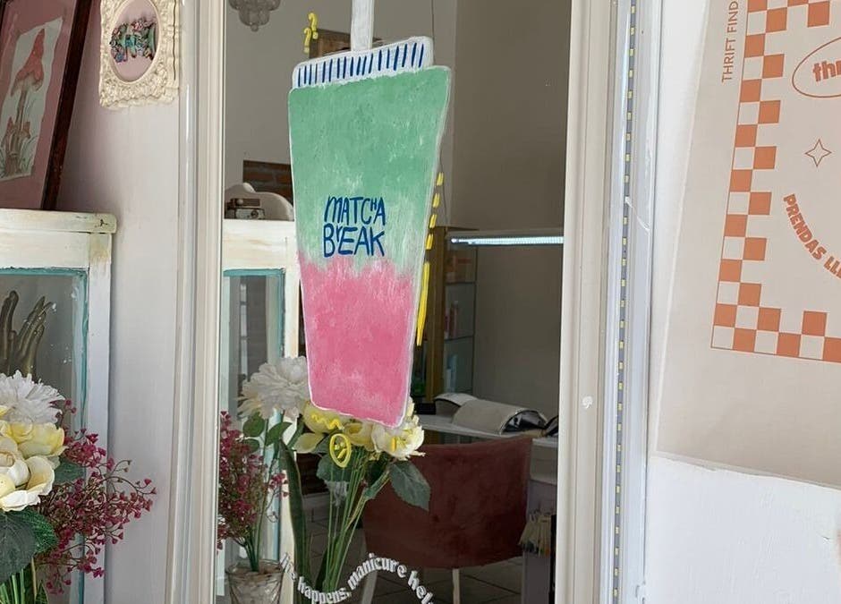 Decoración vintage con flores en Monyk Salon, Gómez Palacio, Durango, MX. Ambiente acogedor y único.