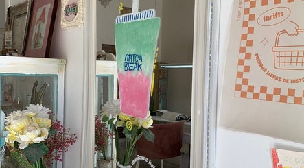 Decoración vintage con flores en Monyk Salon, Gómez Palacio, Durango, MX. Ambiente acogedor y único.