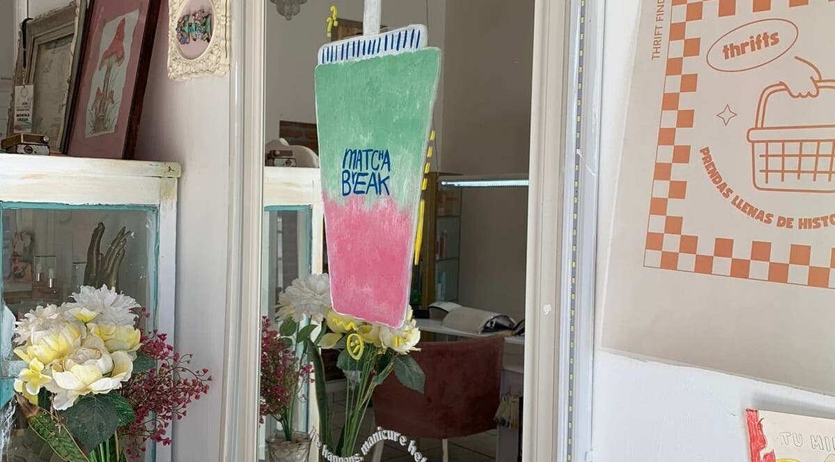 Decoración vintage con flores en Monyk Salon, Gómez Palacio, Durango, MX. Ambiente acogedor y único.