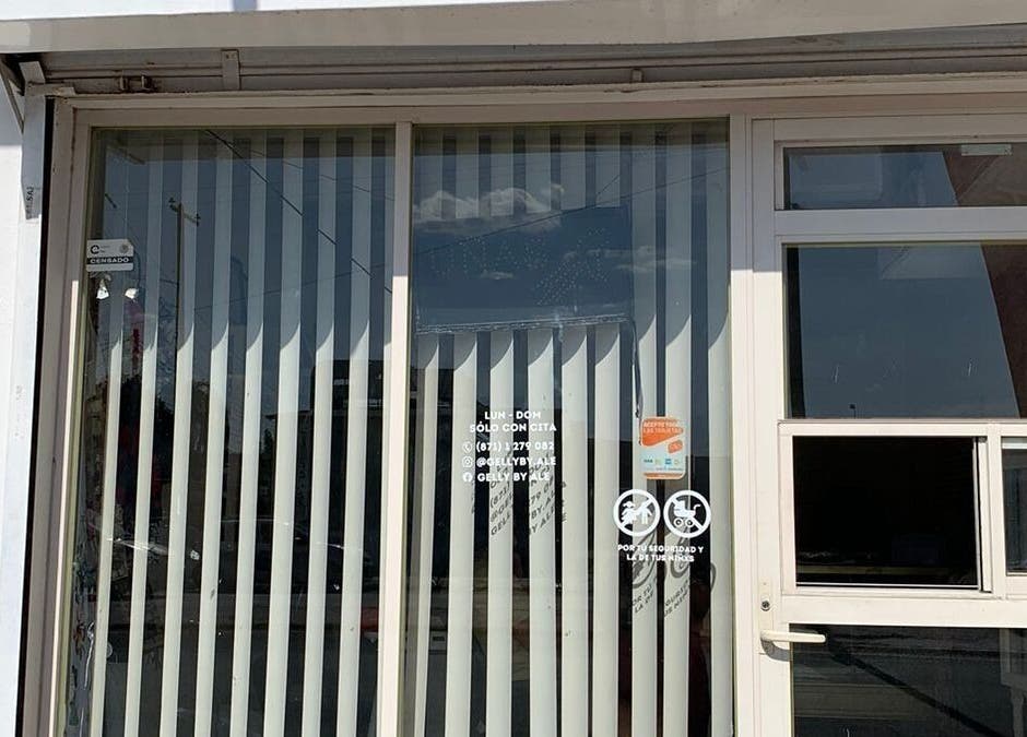 Fachada de Monyk Salon con ventanas y persianas en Gómez Palacio, Durango, MX.