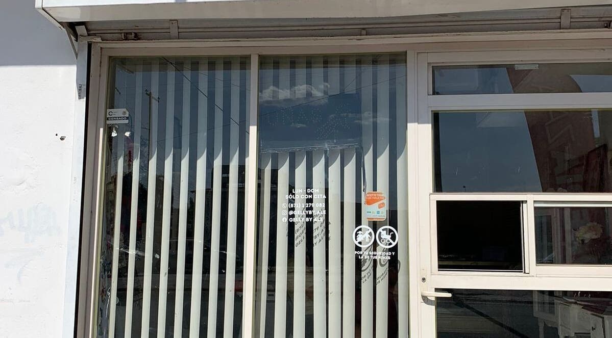 Fachada de Monyk Salon con ventanas y persianas en Gómez Palacio, Durango, MX.