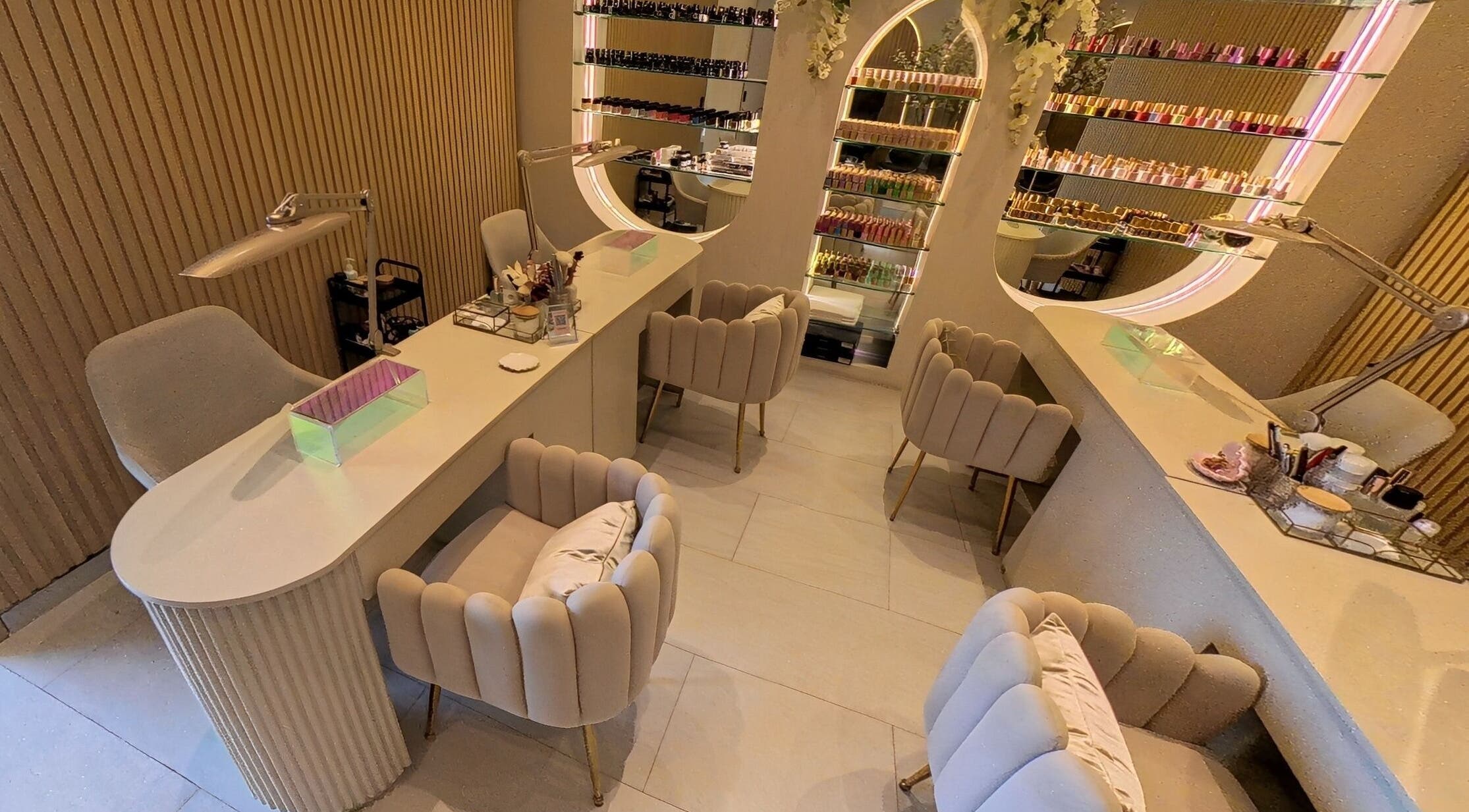 Espacio moderno en Breezense Nails Spa en Cancún, Quintana Roo, MX, con sillas cómodas y decoración elegante.