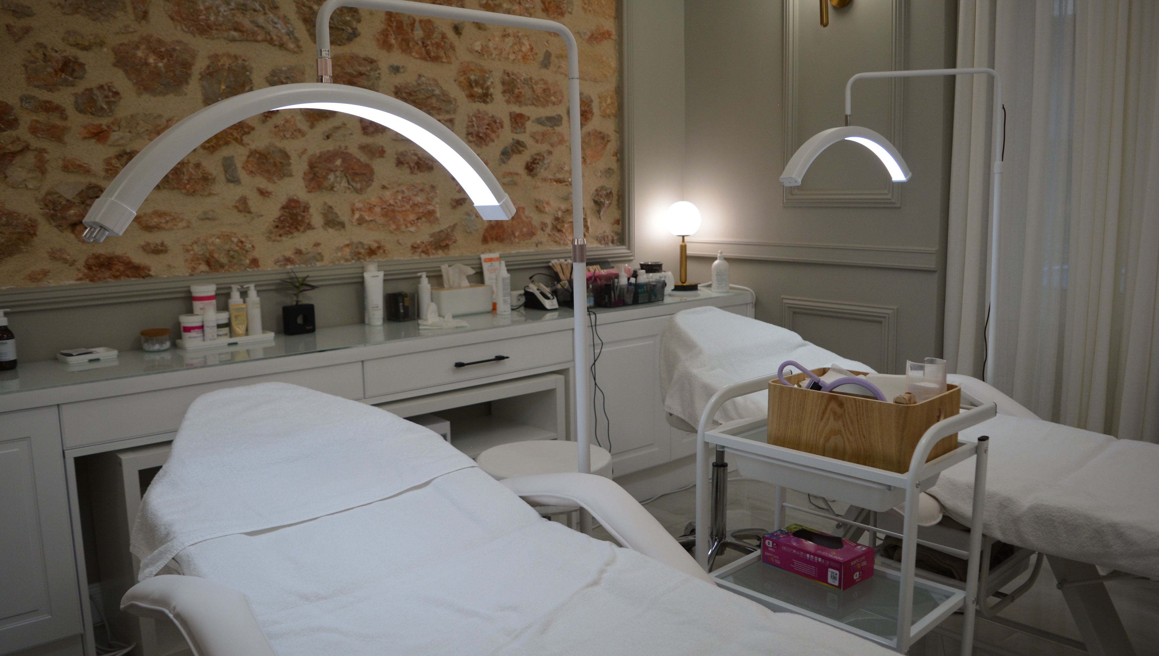 Εσωτερικό χώρου Bioline Πρότυπο Κέντρο ΔερμοΑισθητικής, ΑΘΗΝΑ, Αθήνα, GR με αναπαυτικές καρέκλες και εξοπλισμό.