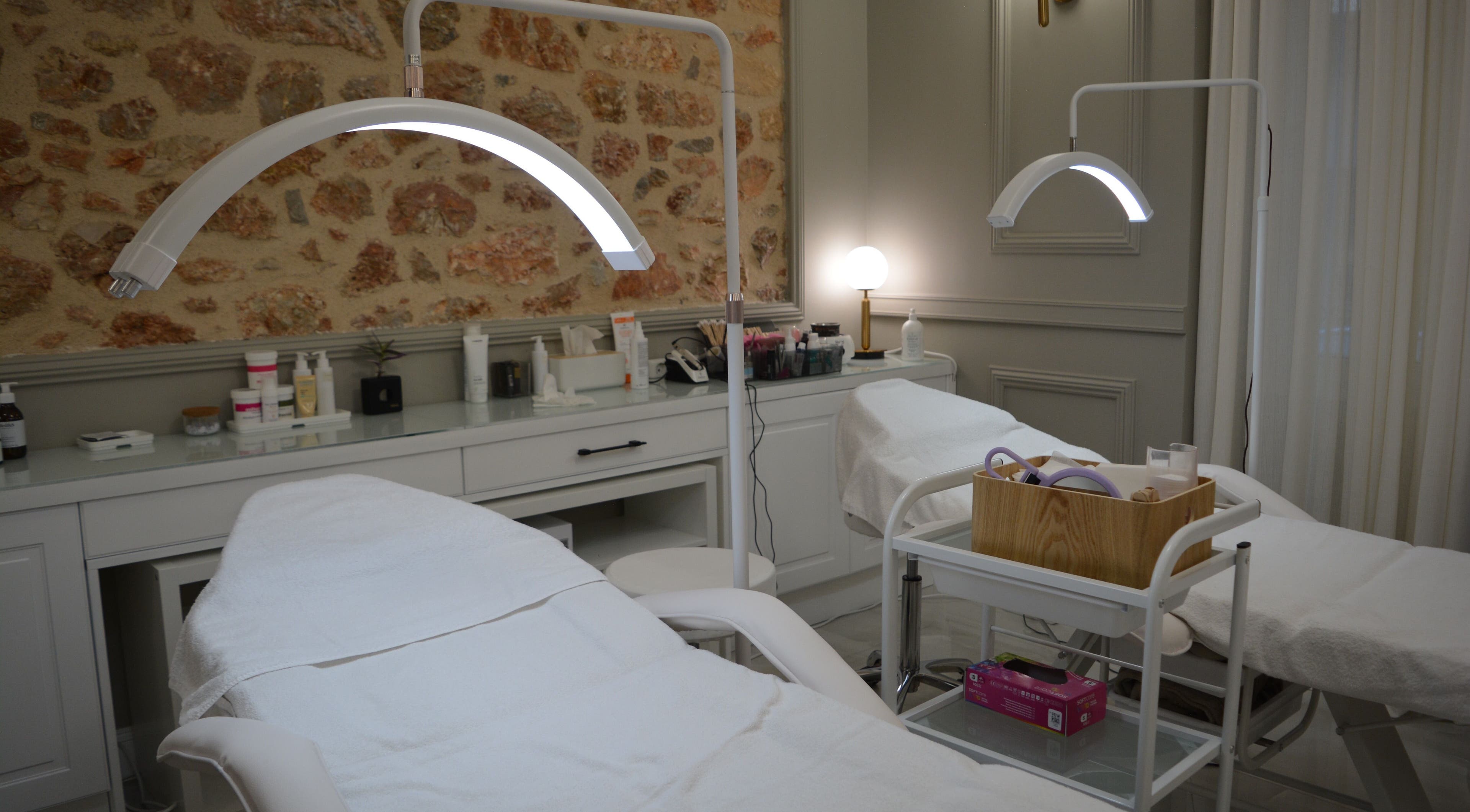 Εσωτερικό χώρου Bioline Πρότυπο Κέντρο ΔερμοΑισθητικής, ΑΘΗΝΑ, Αθήνα, GR με αναπαυτικές καρέκλες και εξοπλισμό.