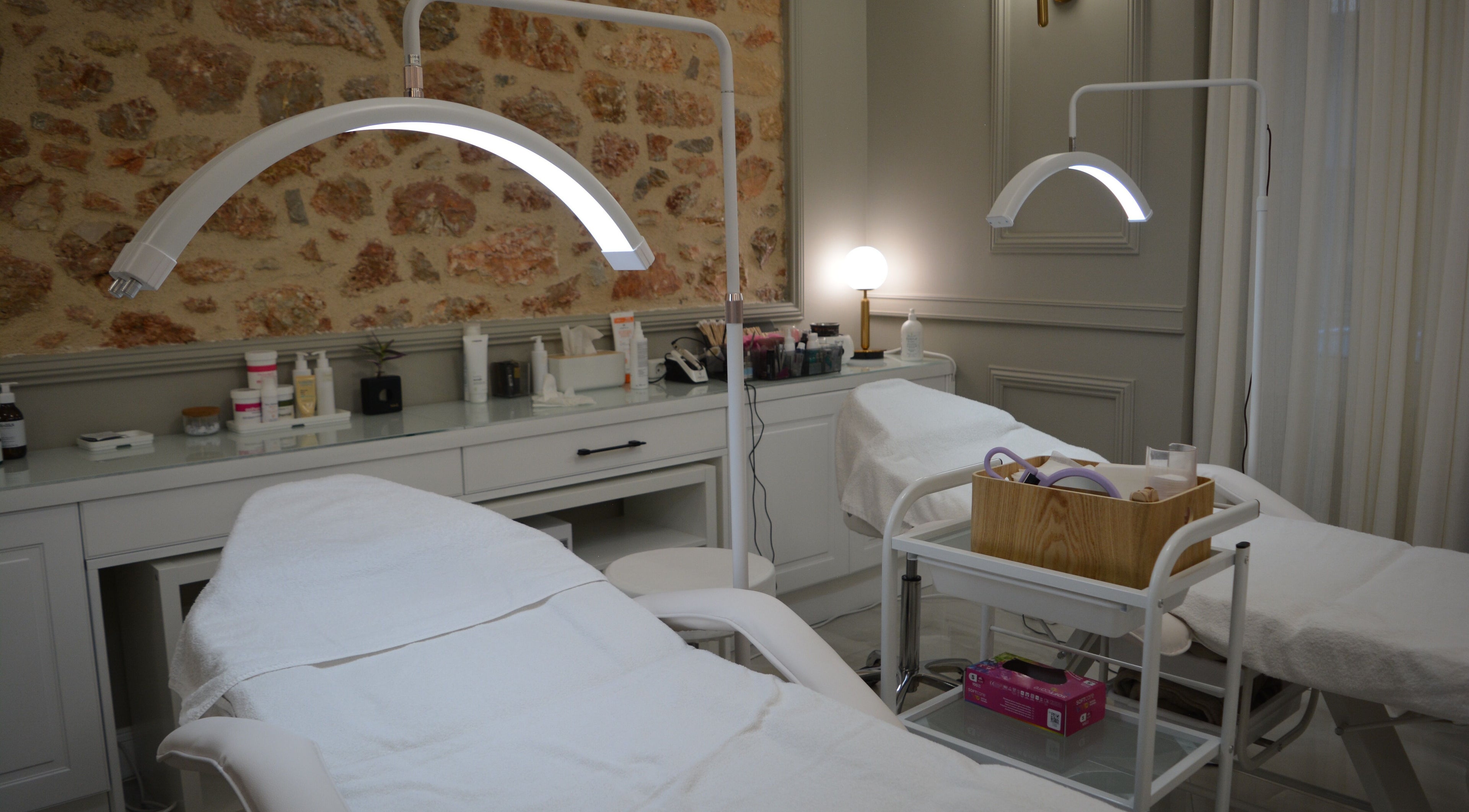 Εσωτερικό χώρου Bioline Πρότυπο Κέντρο ΔερμοΑισθητικής, ΑΘΗΝΑ, Αθήνα, GR με αναπαυτικές καρέκλες και εξοπλισμό.