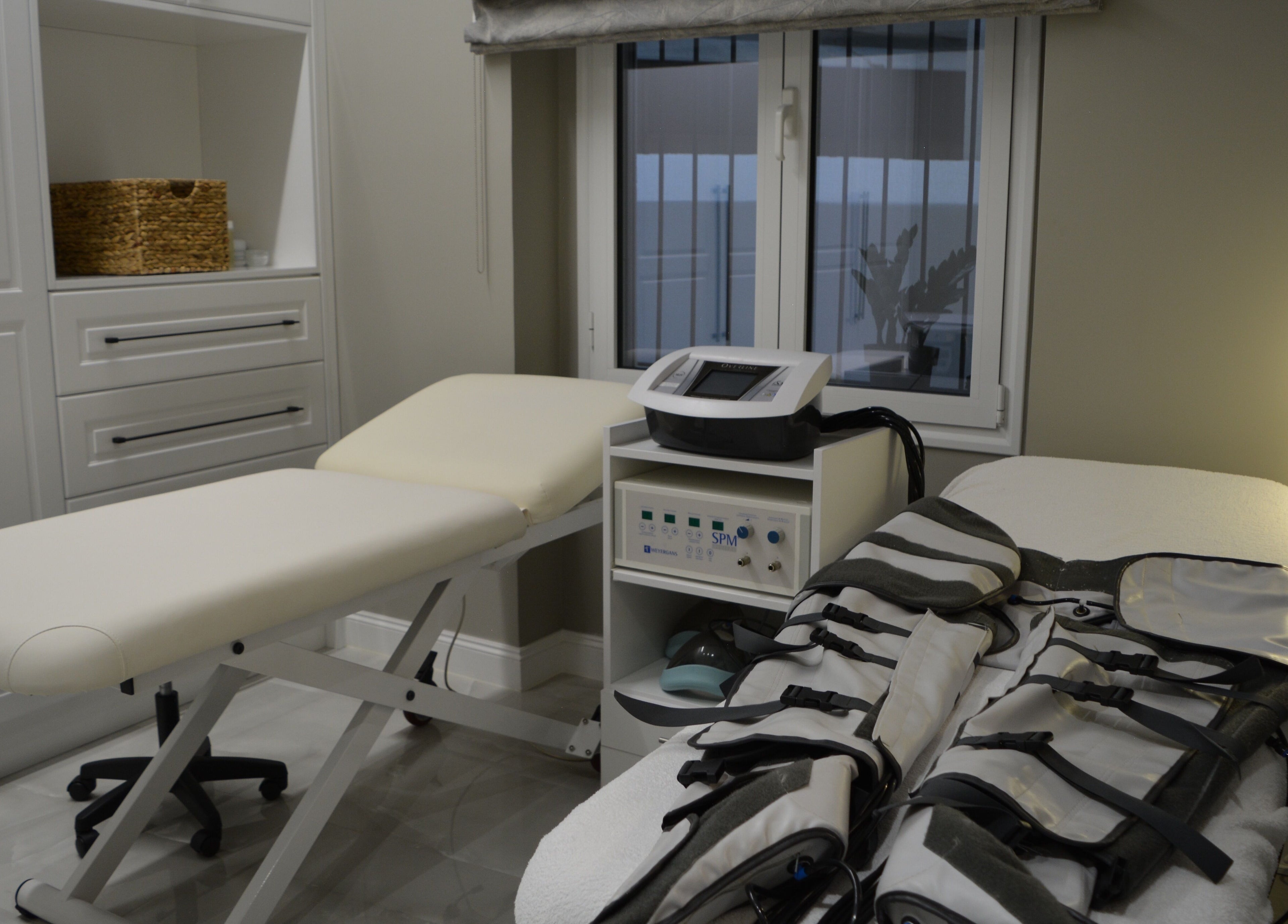 Χώρος θεραπείας στο Bioline Πρότυπο Κέντρο ΔερμοΑισθητικής, ΑΘΗΝΑ, Αθήνα, GR με εξοπλισμό και κρεβάτι.