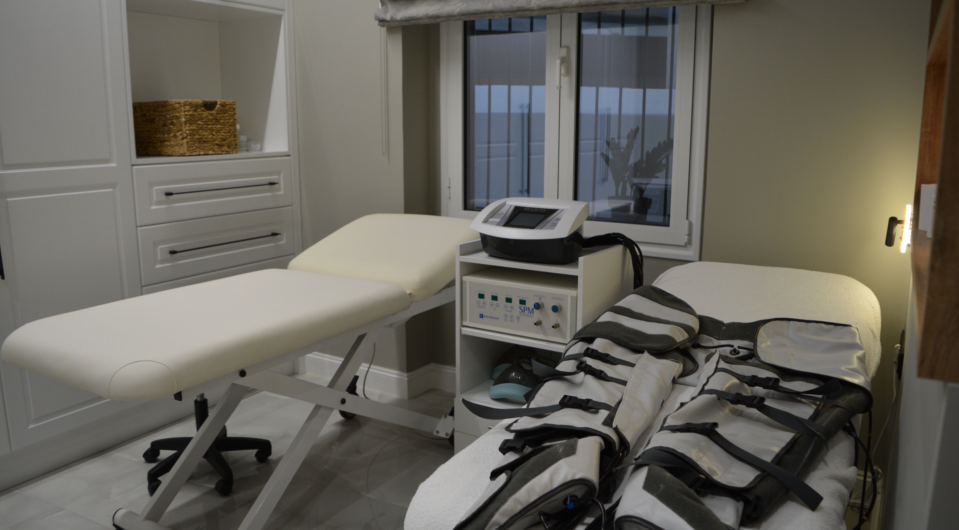 Χώρος θεραπείας στο Bioline Πρότυπο Κέντρο ΔερμοΑισθητικής, ΑΘΗΝΑ, Αθήνα, GR με εξοπλισμό και κρεβάτι.