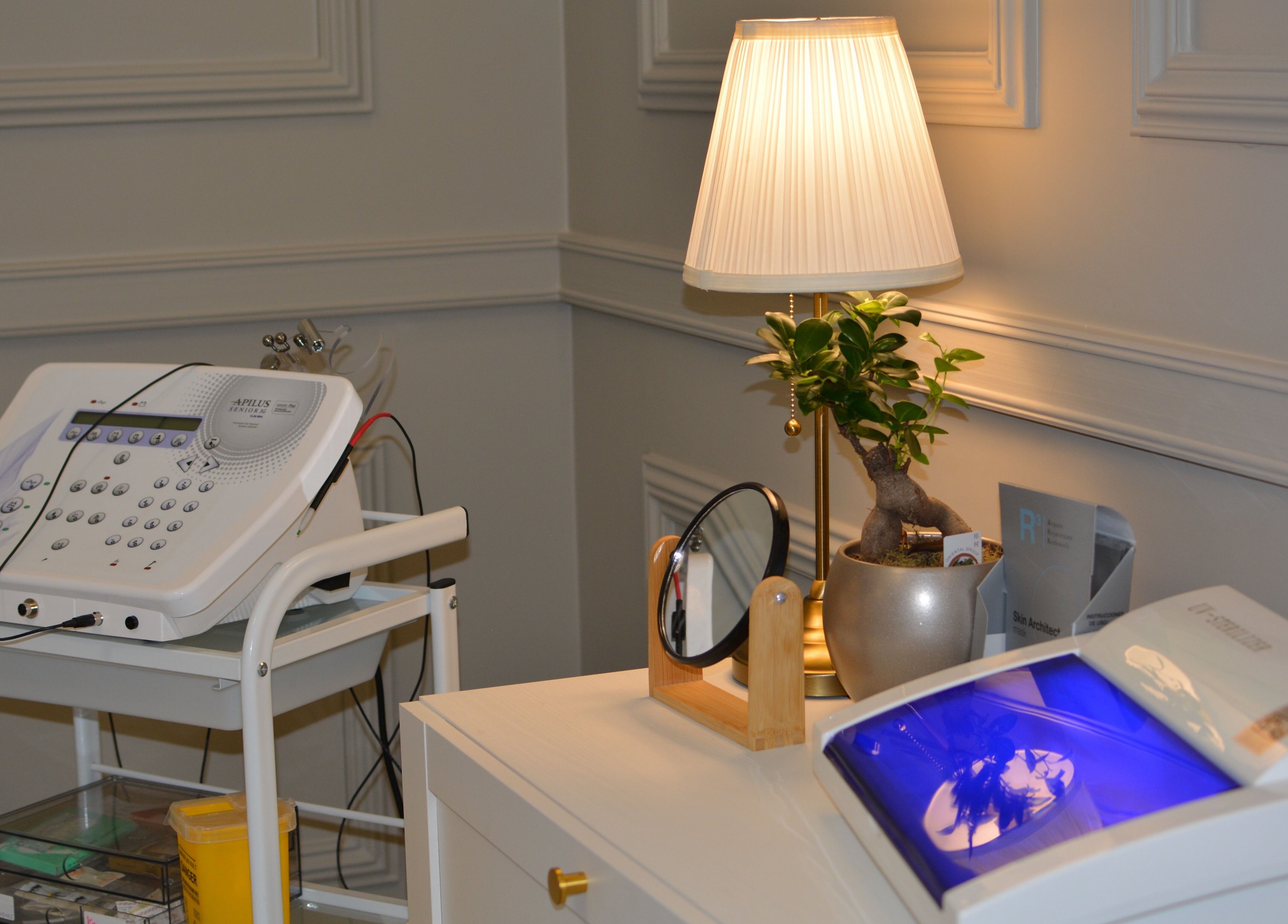 Συσκευές αισθητικής στο Bioline Πρότυπο Κέντρο ΔερμοΑισθητικής, ΑΘΗΝΑ, Αθήνα, GR, διπλά από μοντέρνο φωτιστικό.