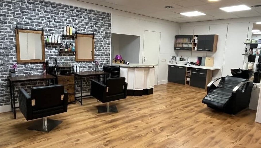 Wnętrze Polski Fryzjer Anna Nastaga w Oss, Noord-brabant, NL z eleganckimi meblami.