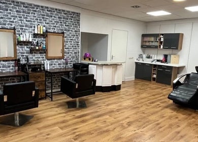 Wnętrze Polski Fryzjer Anna Nastaga w Oss, Noord-brabant, NL z eleganckimi meblami.