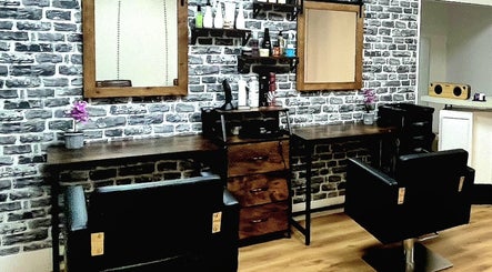 Eleganckie wnętrze salonu fryzjerskiego w Polski Fryzjer Anna Nastaga, Oss, Noord-brabant, NL.