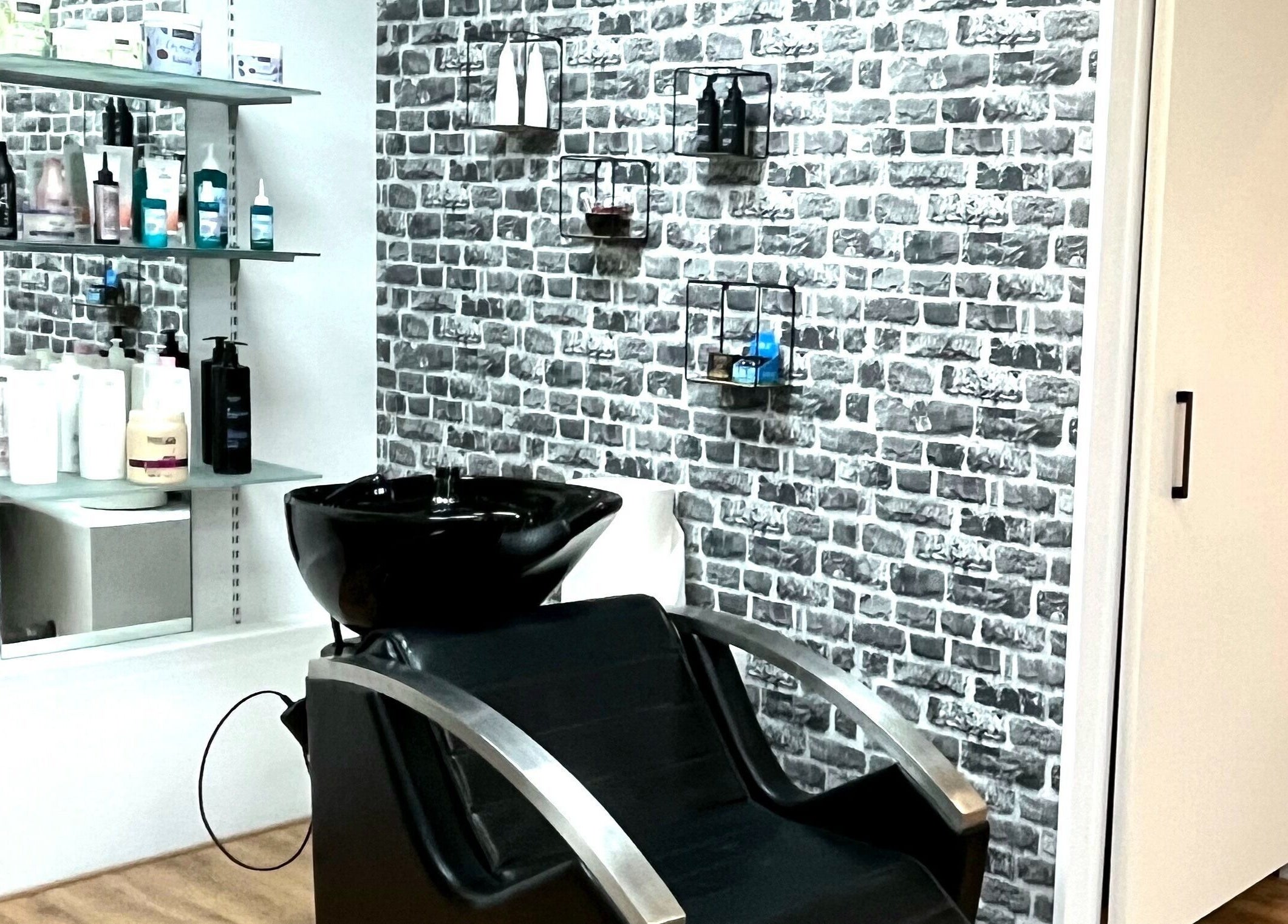 Nowoczesne stanowisko myjące w salonie Polski Fryzjer Anna Nastaga, Oss, Noord-brabant, NL.