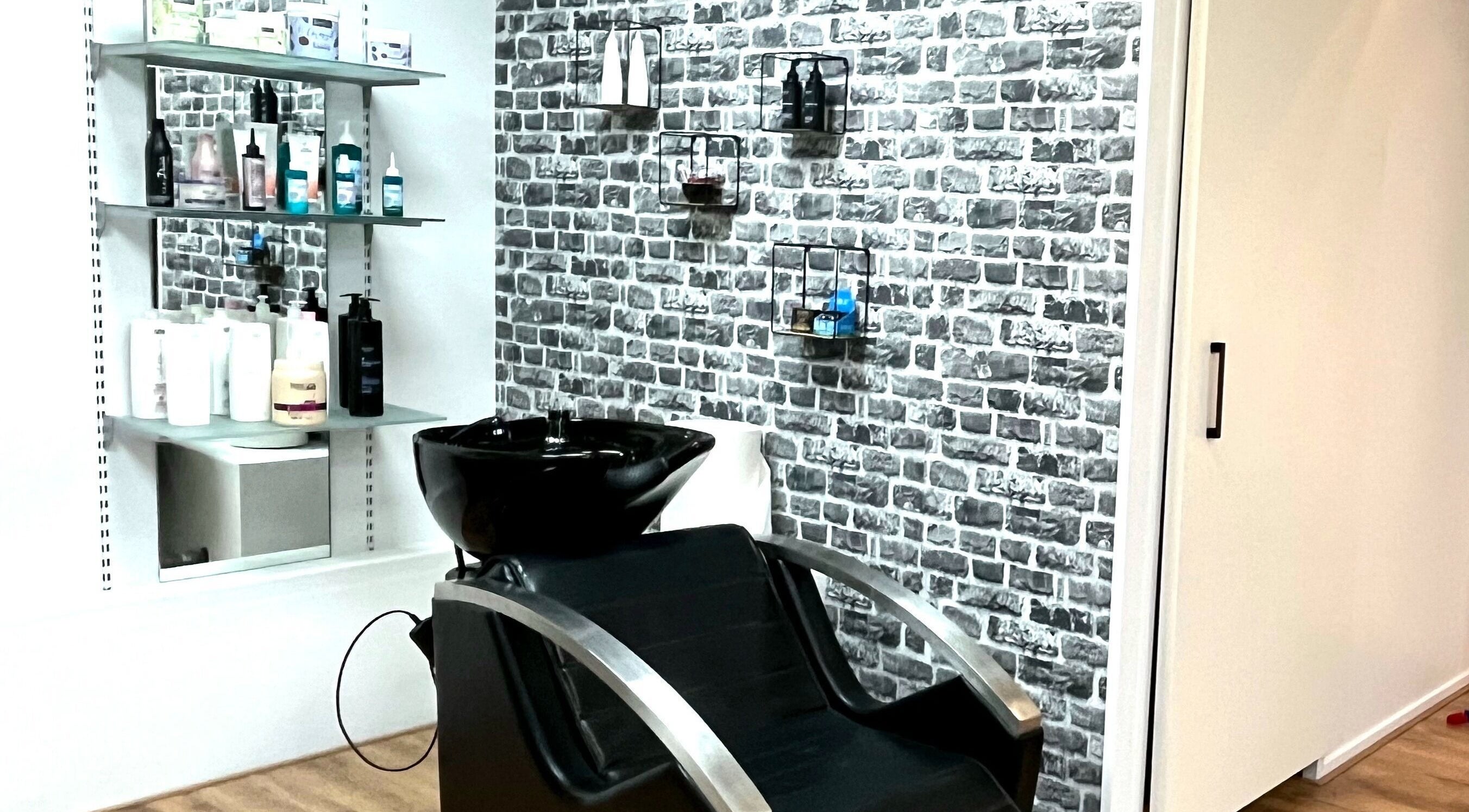 Nowoczesne stanowisko myjące w salonie Polski Fryzjer Anna Nastaga, Oss, Noord-brabant, NL.