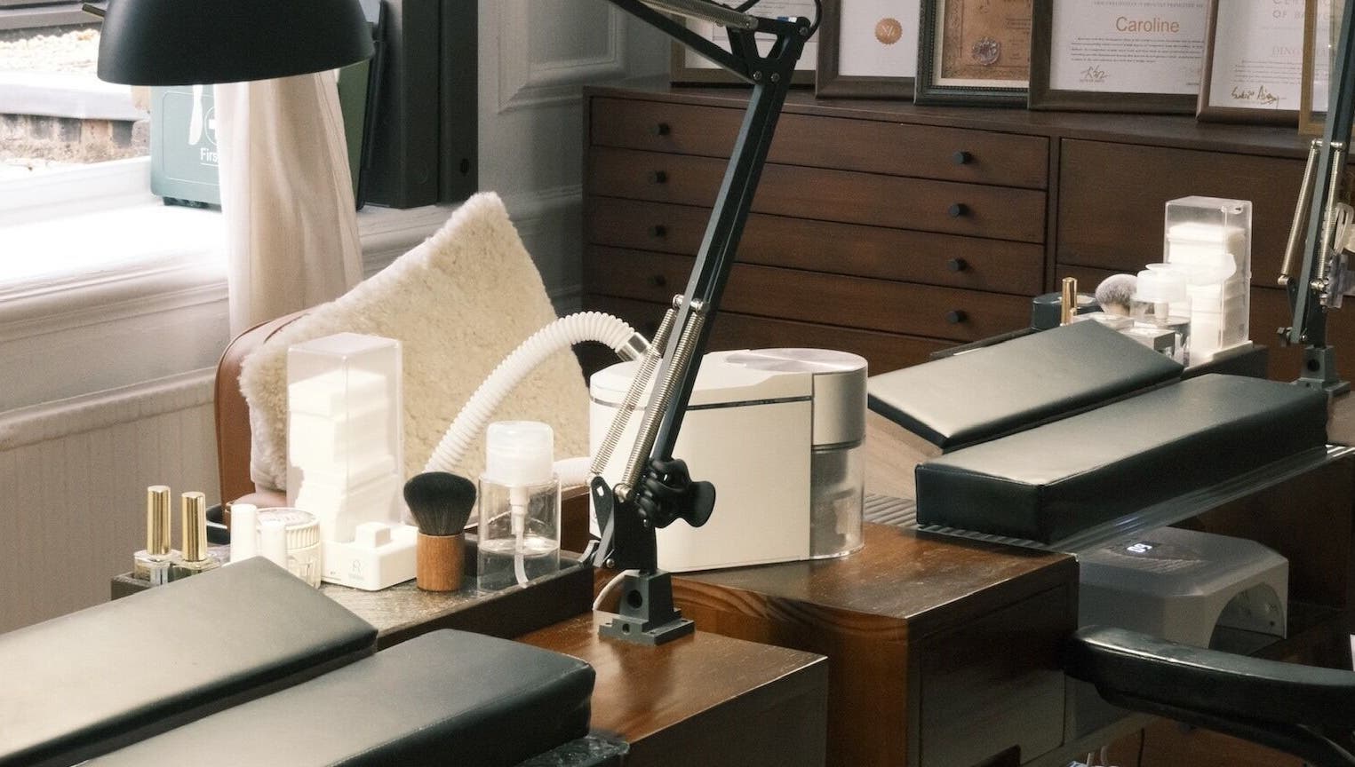 Nail station at Nayii Atelier奈野 in London, England, GB showcasing relaxation and quality nail care.