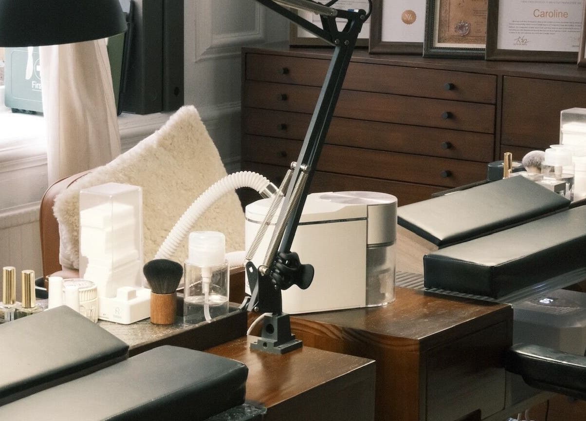 Nail station at Nayii Atelier奈野 in London, England, GB showcasing relaxation and quality nail care.