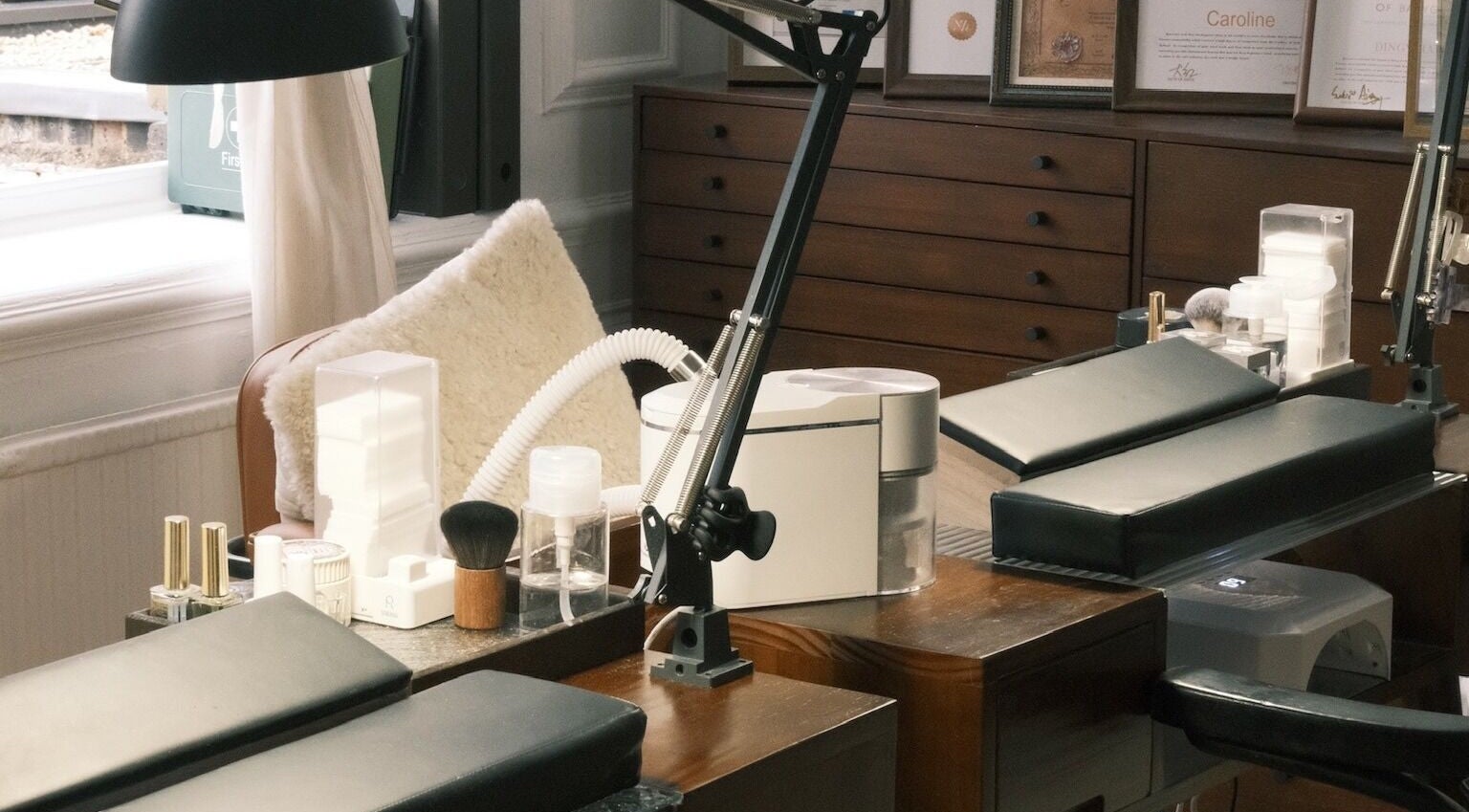 Nail station at Nayii Atelier奈野 in London, England, GB showcasing relaxation and quality nail care.