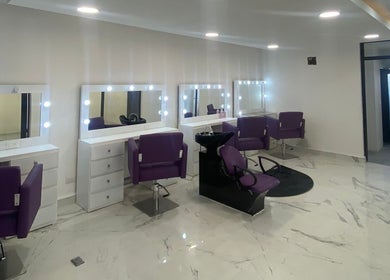 Interior moderno del salón Lesslie Beauty en Monterrey, Nuevo León, MX con sillas y espejos iluminados.