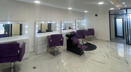Interior moderno del salón Lesslie Beauty en Monterrey, Nuevo León, MX con sillas y espejos iluminados.