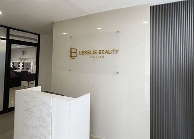 Entrada moderna de Lesslie Beauty en Monterrey, Nuevo León, MX, mostrando logotipo y diseño interior.