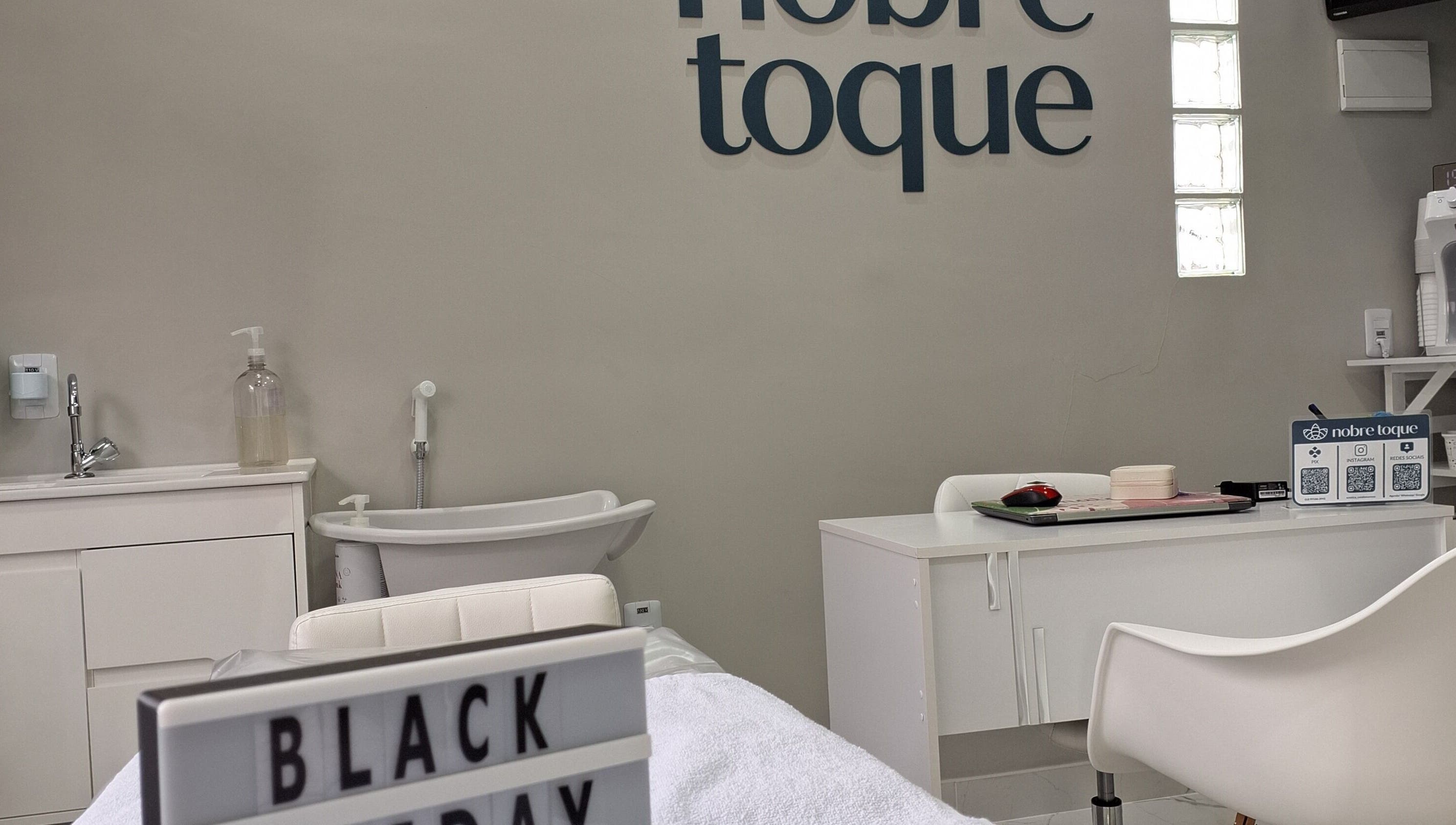 Interior do salão Nobre Toque em São Paulo, BR com iluminação suave e decoração clean.