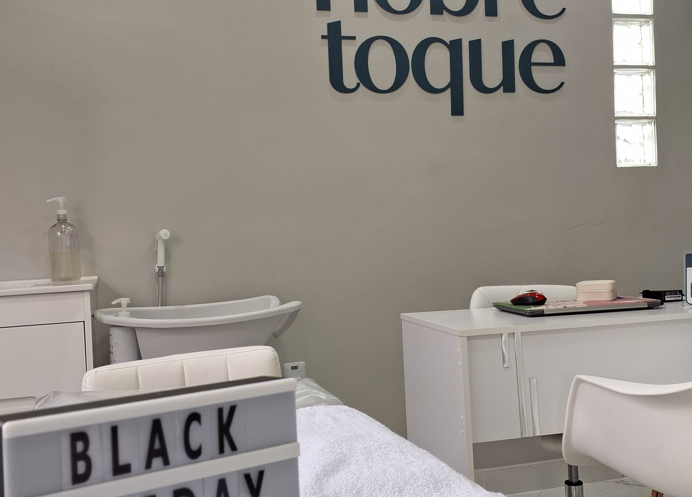 Interior do salão Nobre Toque em São Paulo, BR com iluminação suave e decoração clean.