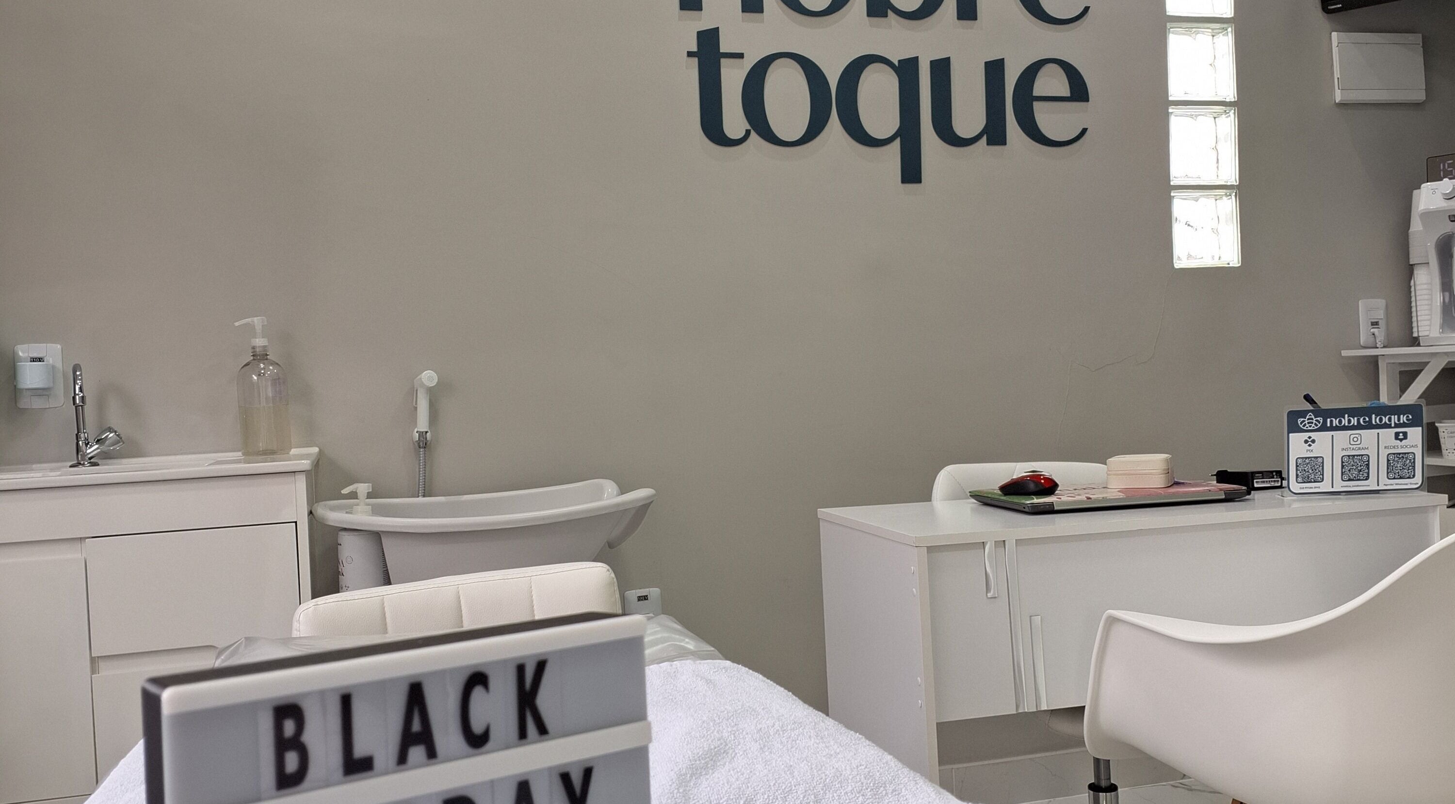 Interior do salão Nobre Toque em São Paulo, BR com iluminação suave e decoração clean.