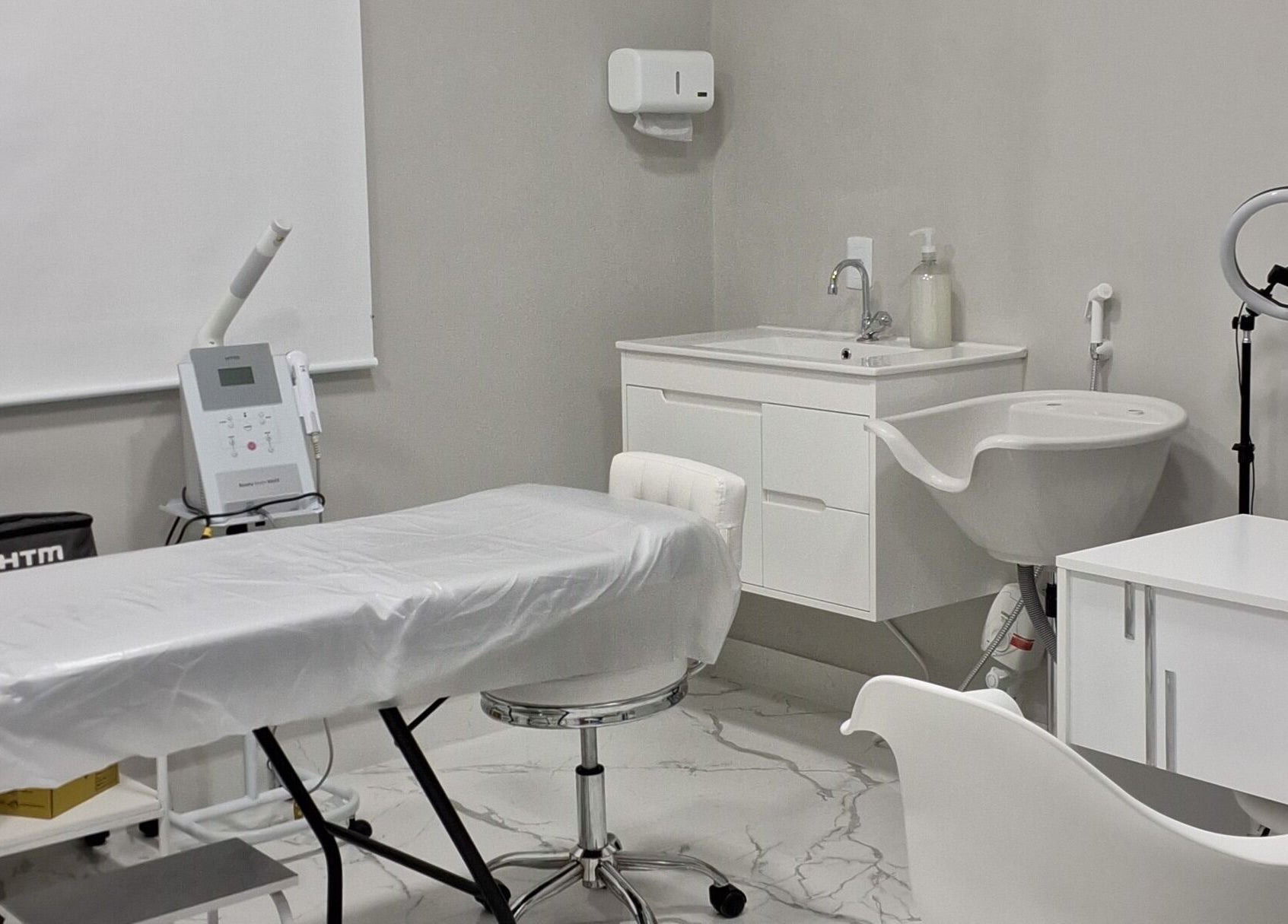 Sala de tratamento moderna no Nobre Toque, São Paulo, São Paulo, BR, com equipamento avançado.