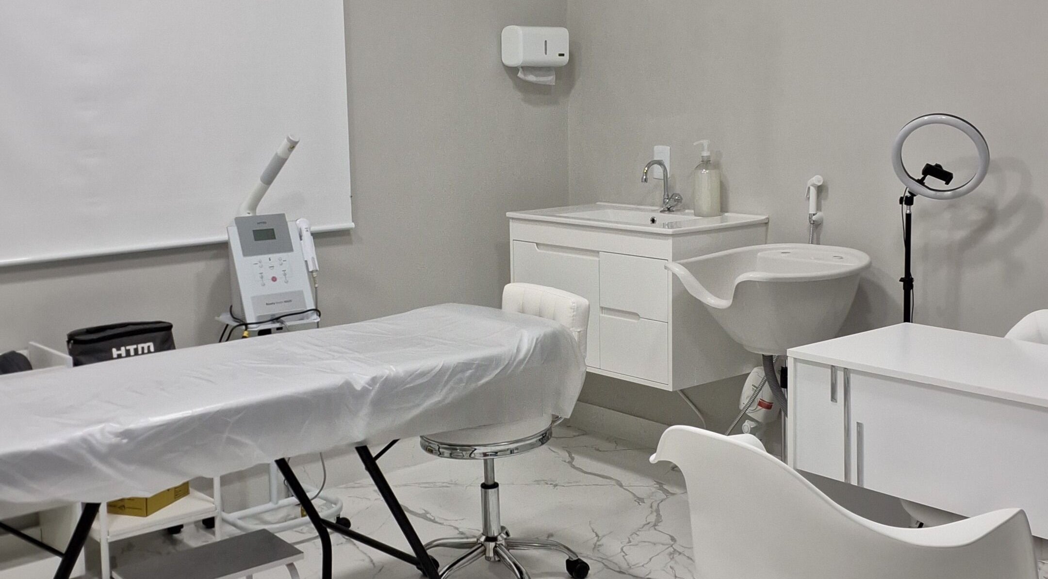 Sala de tratamento moderna no Nobre Toque, São Paulo, São Paulo, BR, com equipamento avançado.
