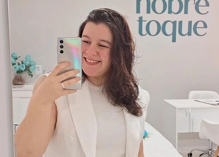 Cliente sorridente tirando selfie no Nobre Toque, São Paulo, São Paulo, BR.