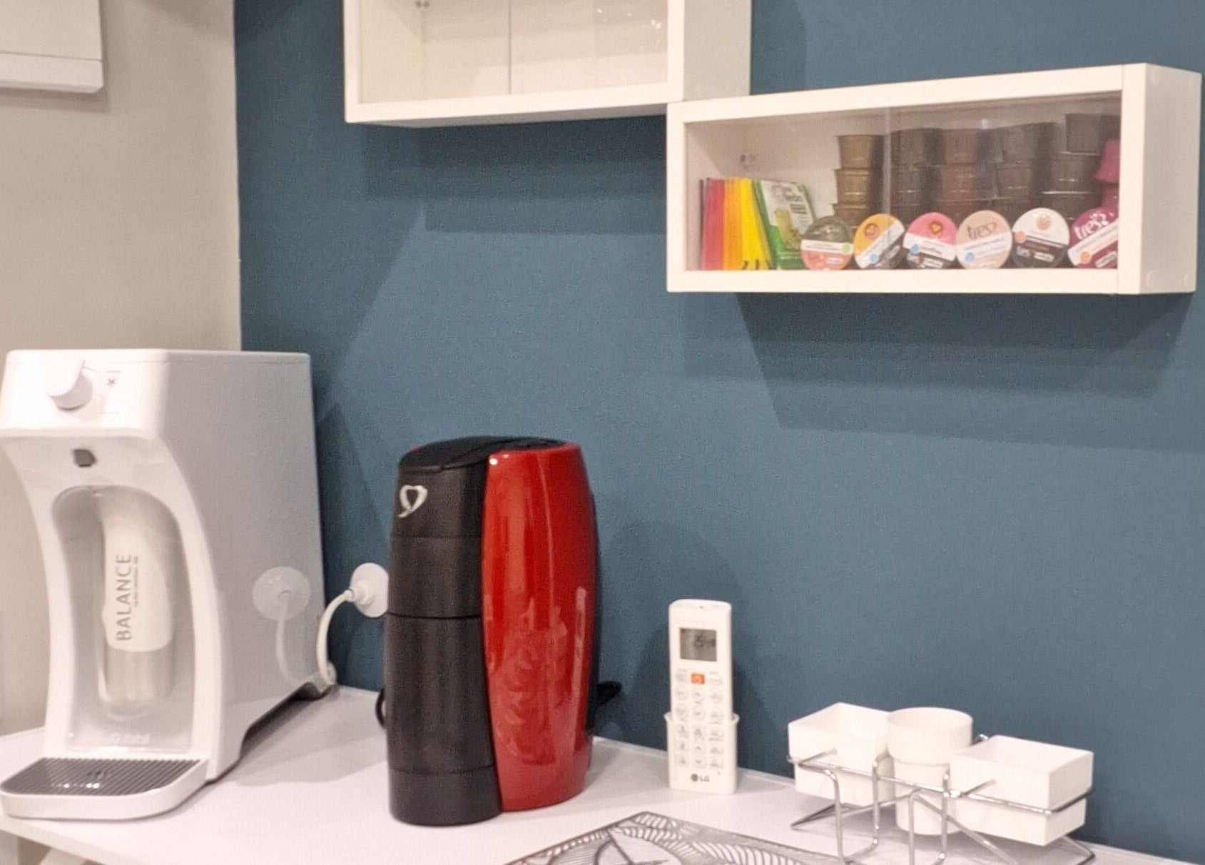 Área de café com cafeteira e chás no Nobre Toque, São Paulo, São Paulo, BR.