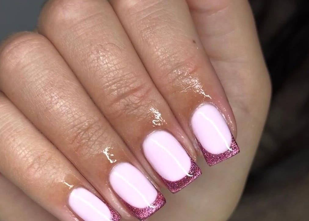 Unhas decoradas com manicure rosa na Aura By Catarina Fernandes, Bragança, Bragança, PT.