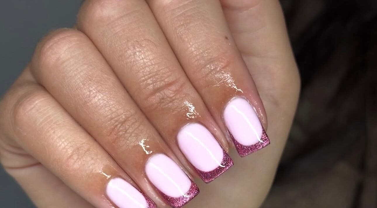 Unhas decoradas com manicure rosa na Aura By Catarina Fernandes, Bragança, Bragança, PT.