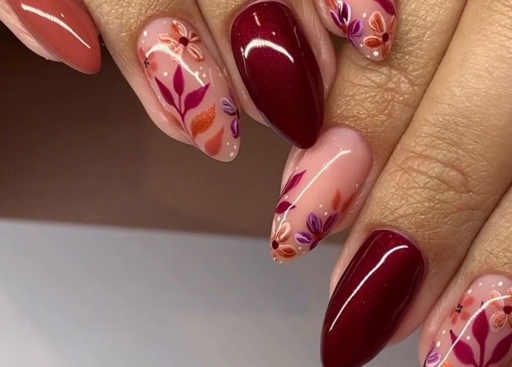 Unhas decoradas com flores elegantes no Aura By Catarina Fernandes, Bragança, Bragança, PT.