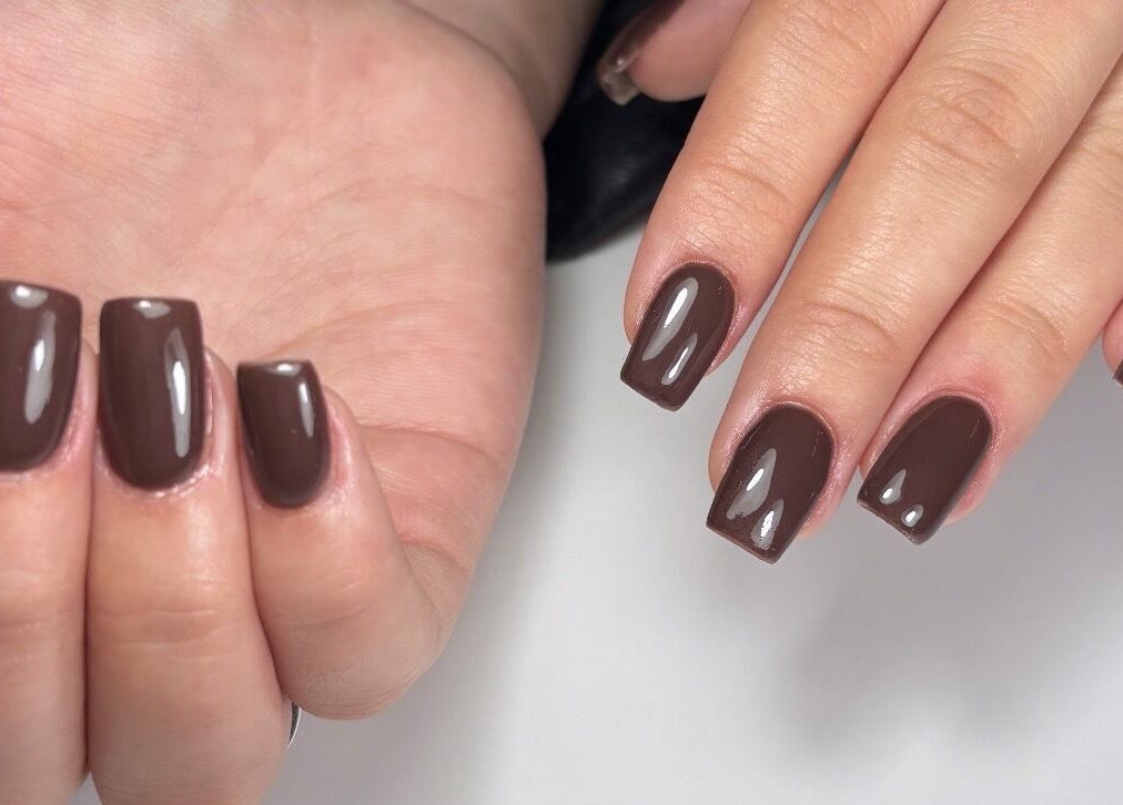 Unhas pintadas de marrom brilhante no Aura By Catarina Fernandes, Bragança, Bragança, PT.