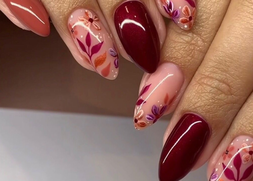 Arte de unhas florais em Aura By Catarina Fernandes, Bragança, Bragança, PT.