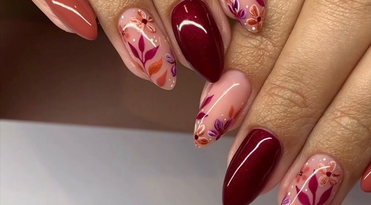 Arte de unhas florais em Aura By Catarina Fernandes, Bragança, Bragança, PT.