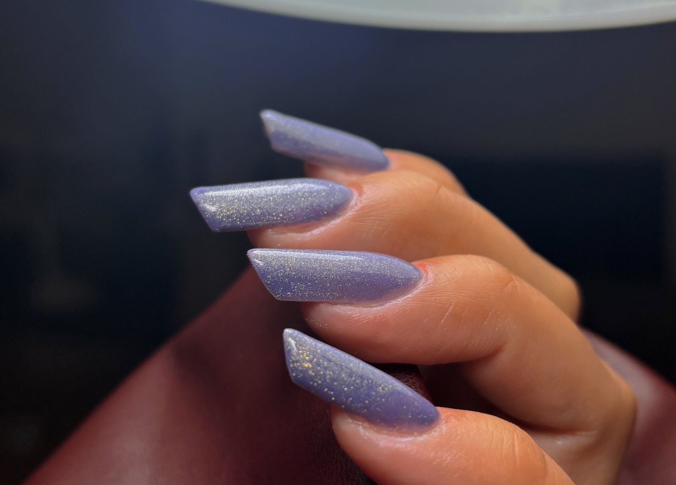 Unhas com esmalte lilás e brilho no Aura By Catarina Fernandes, Bragança, Bragança, PT.