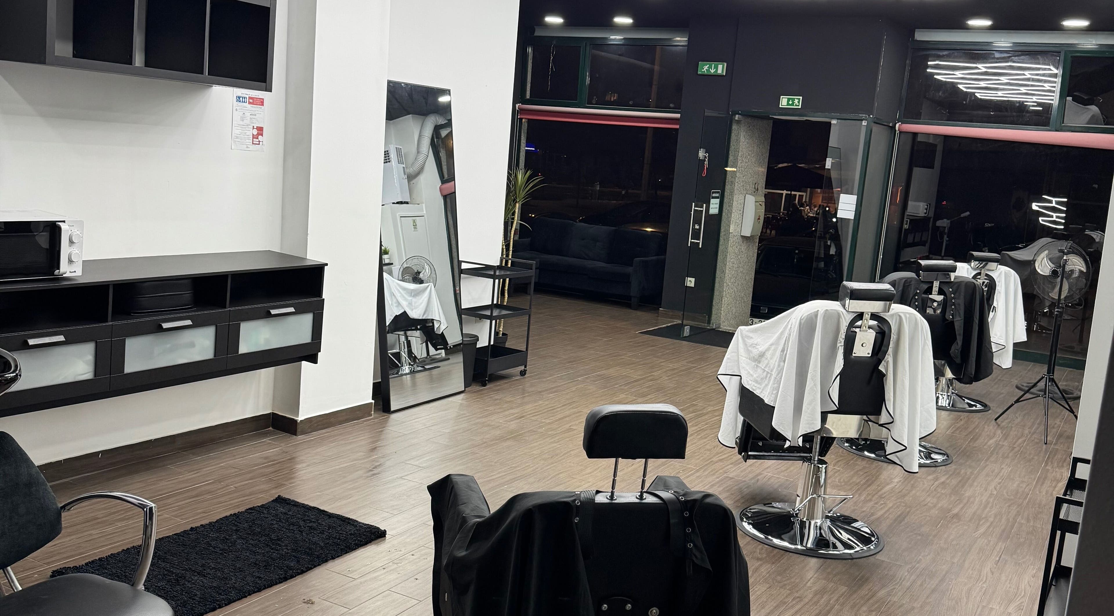 Interior moderno do REIDOTAPERBARBERSHOP, São João Da Madeira, Aveiro, PT, com cadeiras de barbearia.