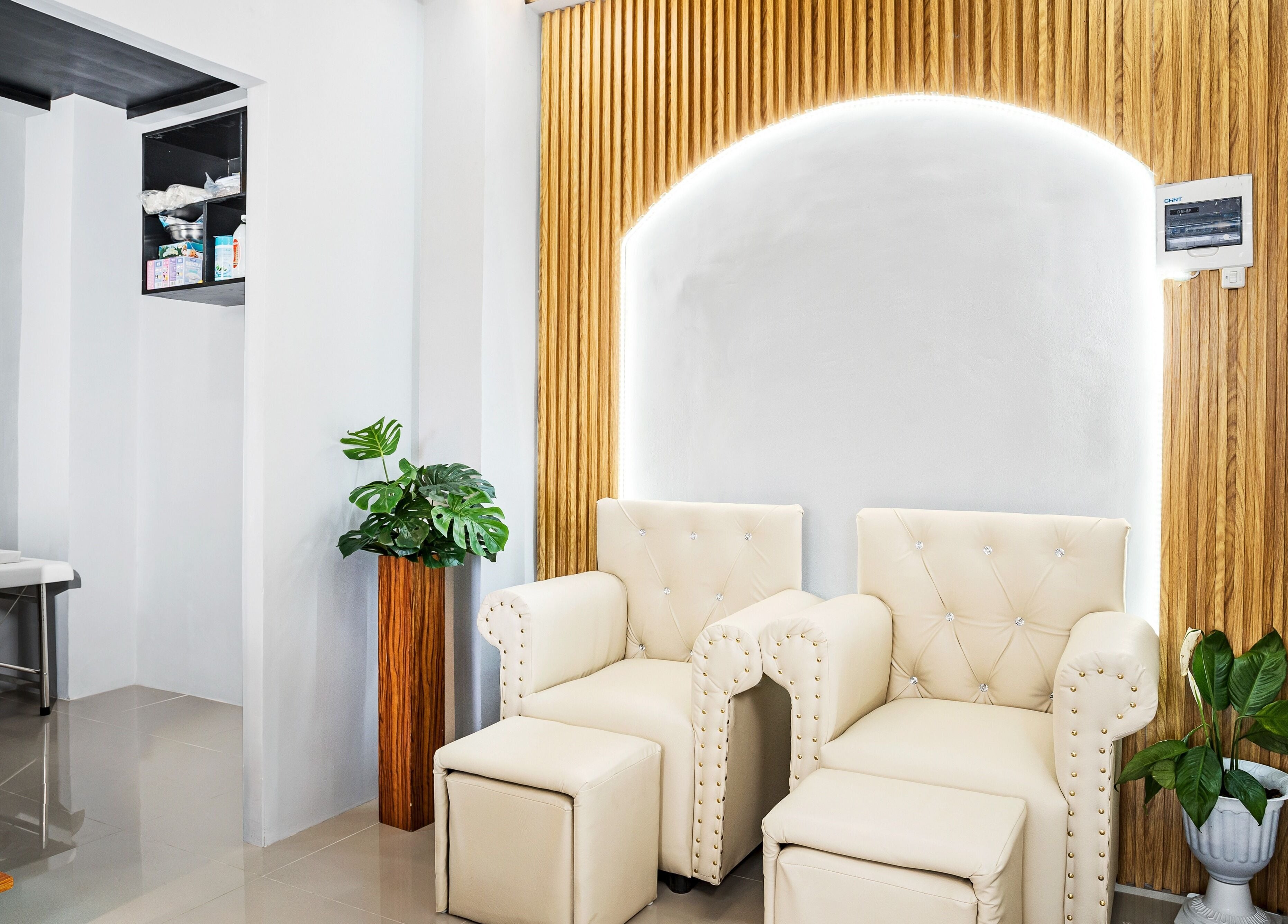 Slick and Dapper Barbershop and Salon Capitol's chic lounge in Cebu City, Central Visayas, PH with plush seating.