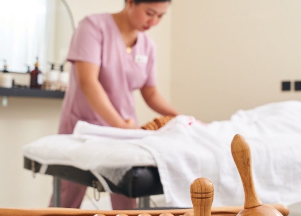 Therapist performing relaxing massage at نسمة المكان للسيدات خدمة منزلية, Riyadh, Riyadh Province, SA.