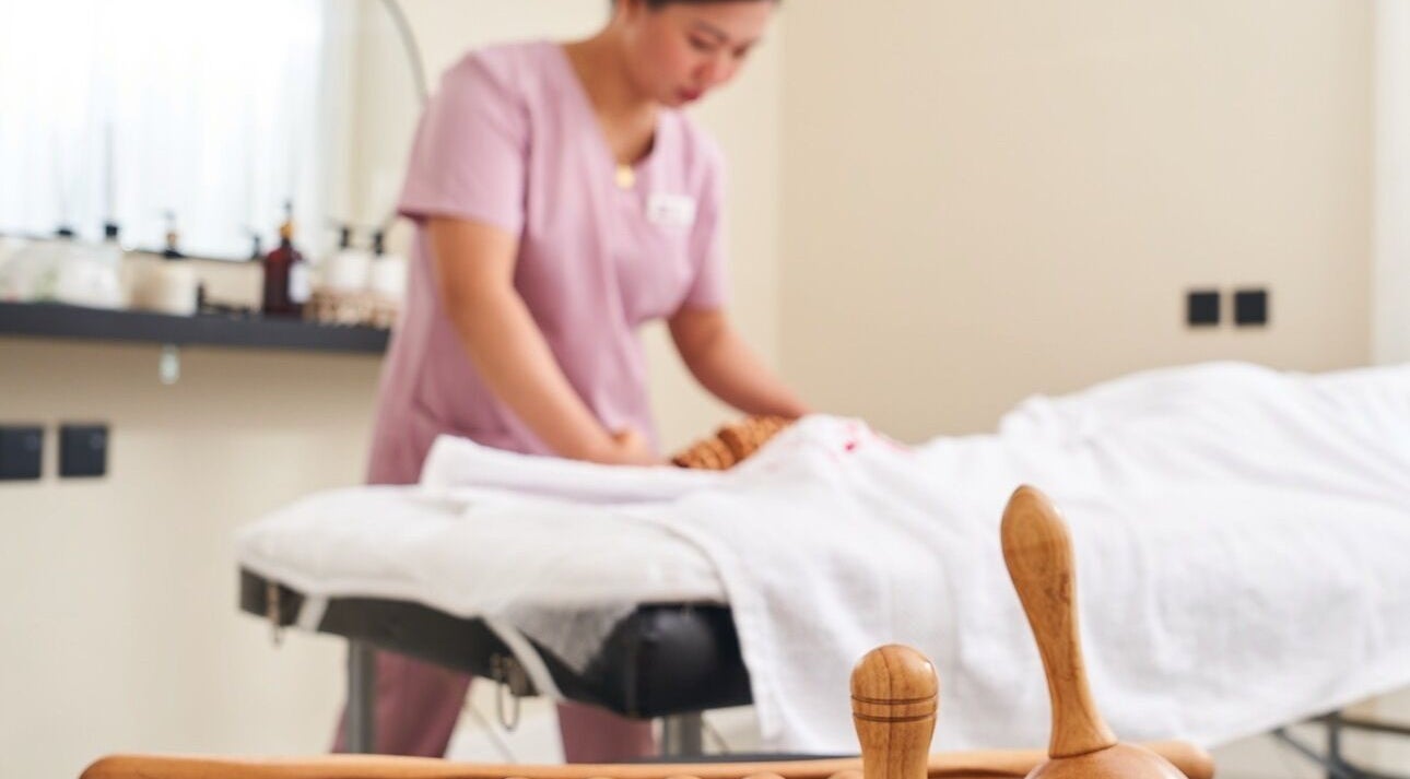 Therapist performing relaxing massage at نسمة المكان للسيدات خدمة منزلية, Riyadh, Riyadh Province, SA.