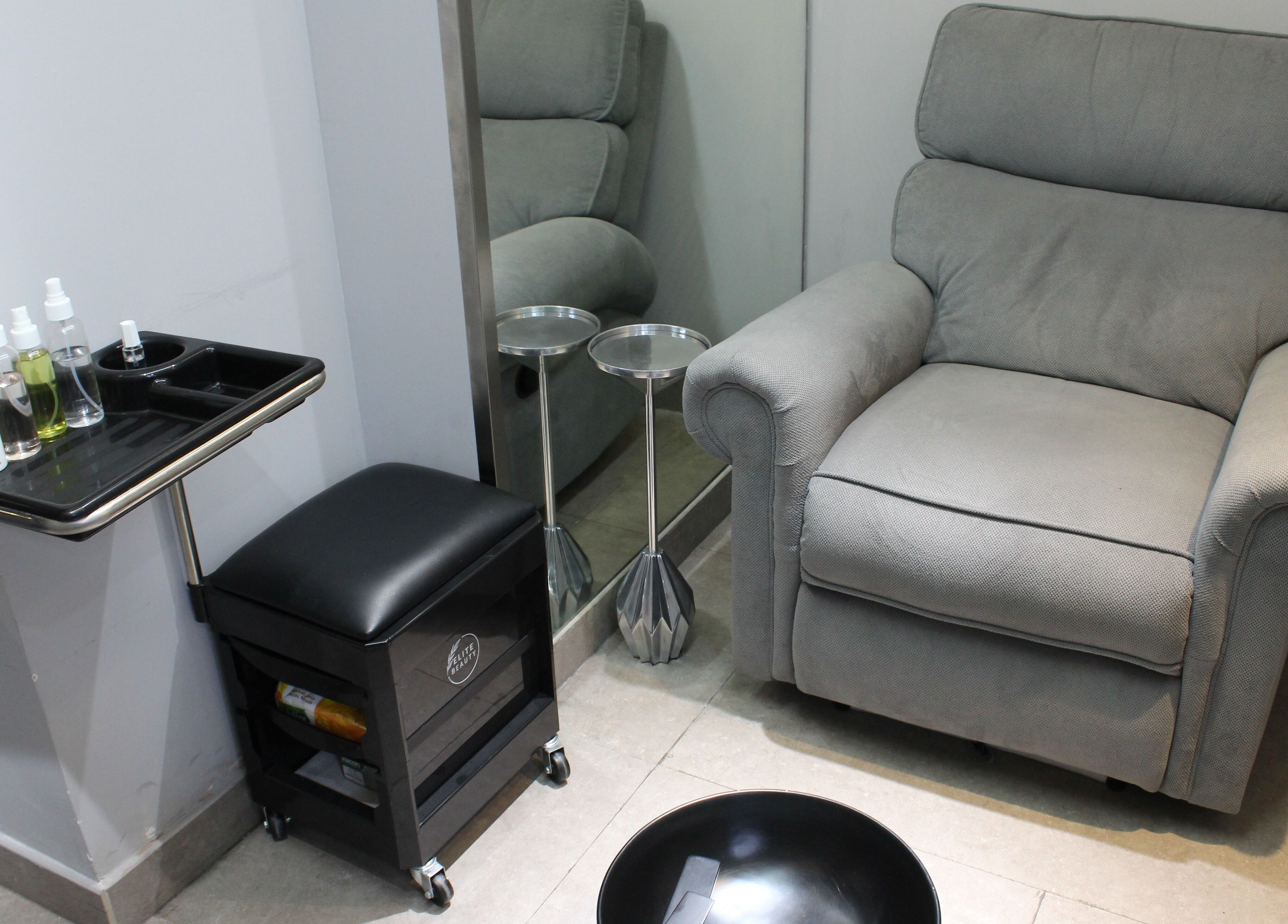 Relaxing chair setup at The Syndicate Gents Salon, Dubai, AE. Perfect for a soothing wellness experience.