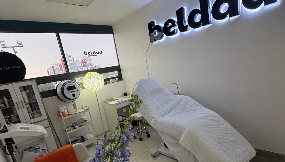 Sala de tratamiento en Beldad.mx, San Francisco Coacalco, Estado De México, MX, con iluminación suave y mobiliario moderno.