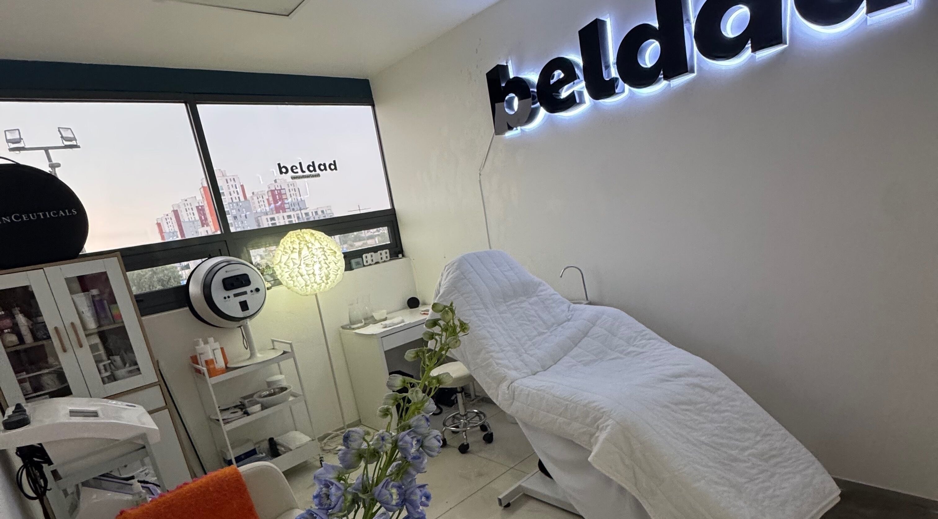 Habitación de spa en Beldad.mx, San Francisco Coacalco, Estado De México, MX, con camilla y decoración serena.