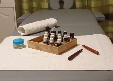 Table de massage avec huiles essentielles chez Lionel Morawski - Réflexologie plantaire à Attignat, Auvergne-rhône-alpes, FR.