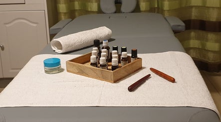 Table de massage avec huiles essentielles chez Lionel Morawski - Réflexologie plantaire à Attignat, Auvergne-rhône-alpes, FR.